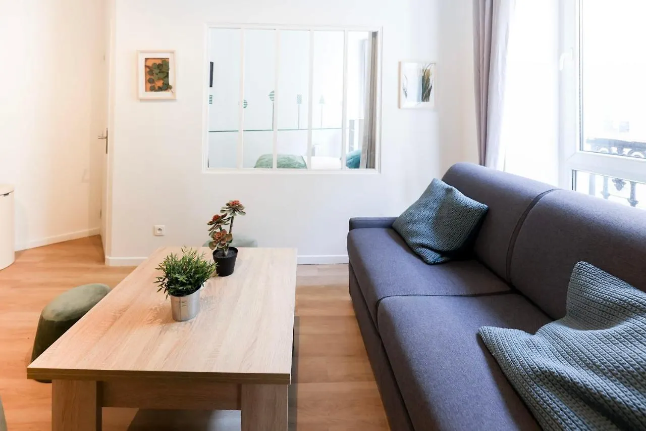 Green Apartment Near Montmartre And Opera Paris
